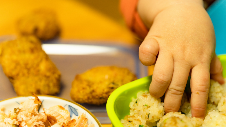手づかみ食べをしないけど大丈夫？マネできるサポート法